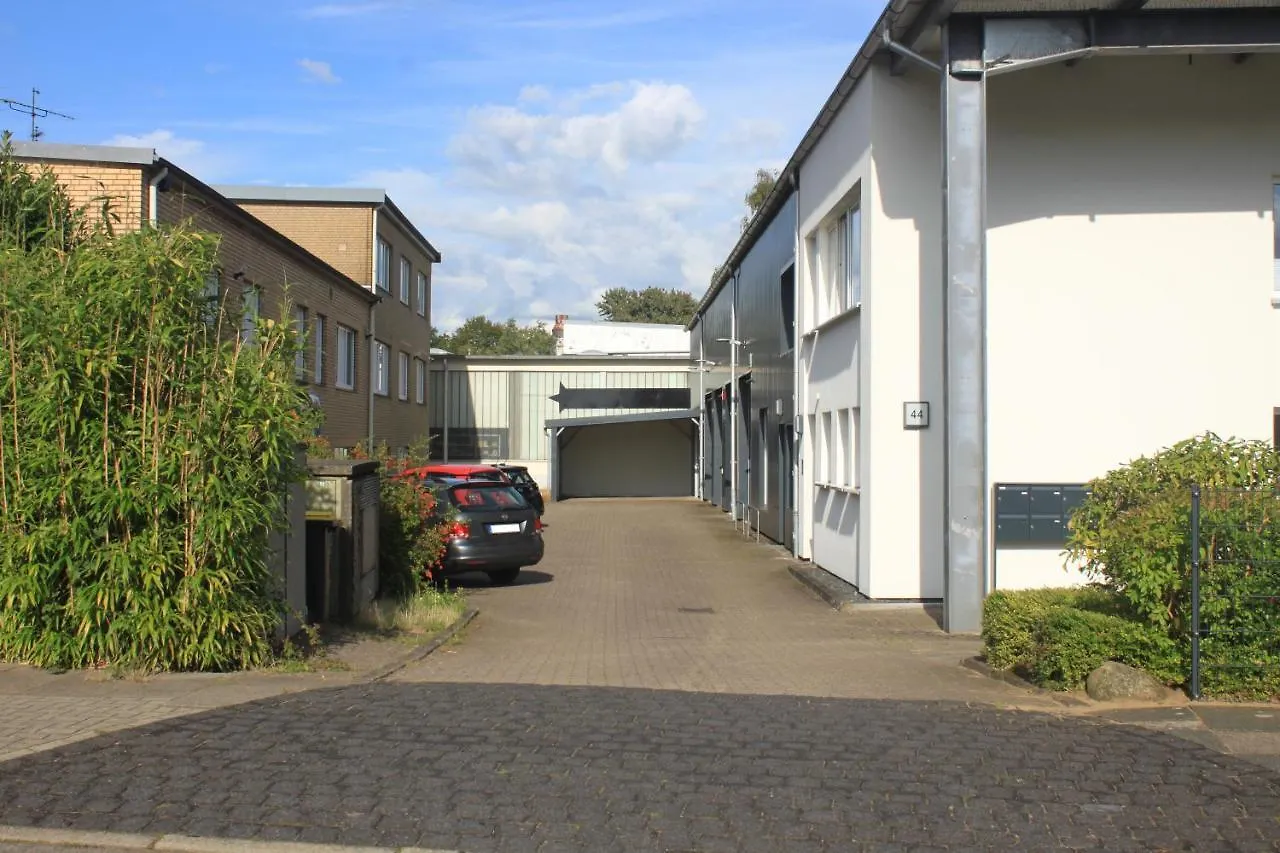 R B Apartment: Airport-Adjacent Hamburg Haven for Families and Professionals