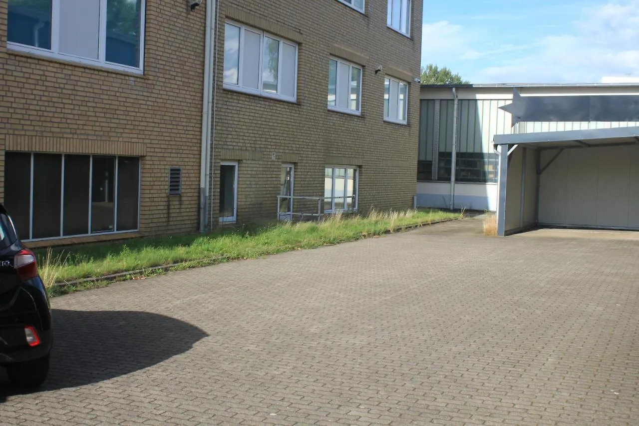Apartment R B Apartment: Airport-Adjacent Hamburg Haven for Families and Professionals