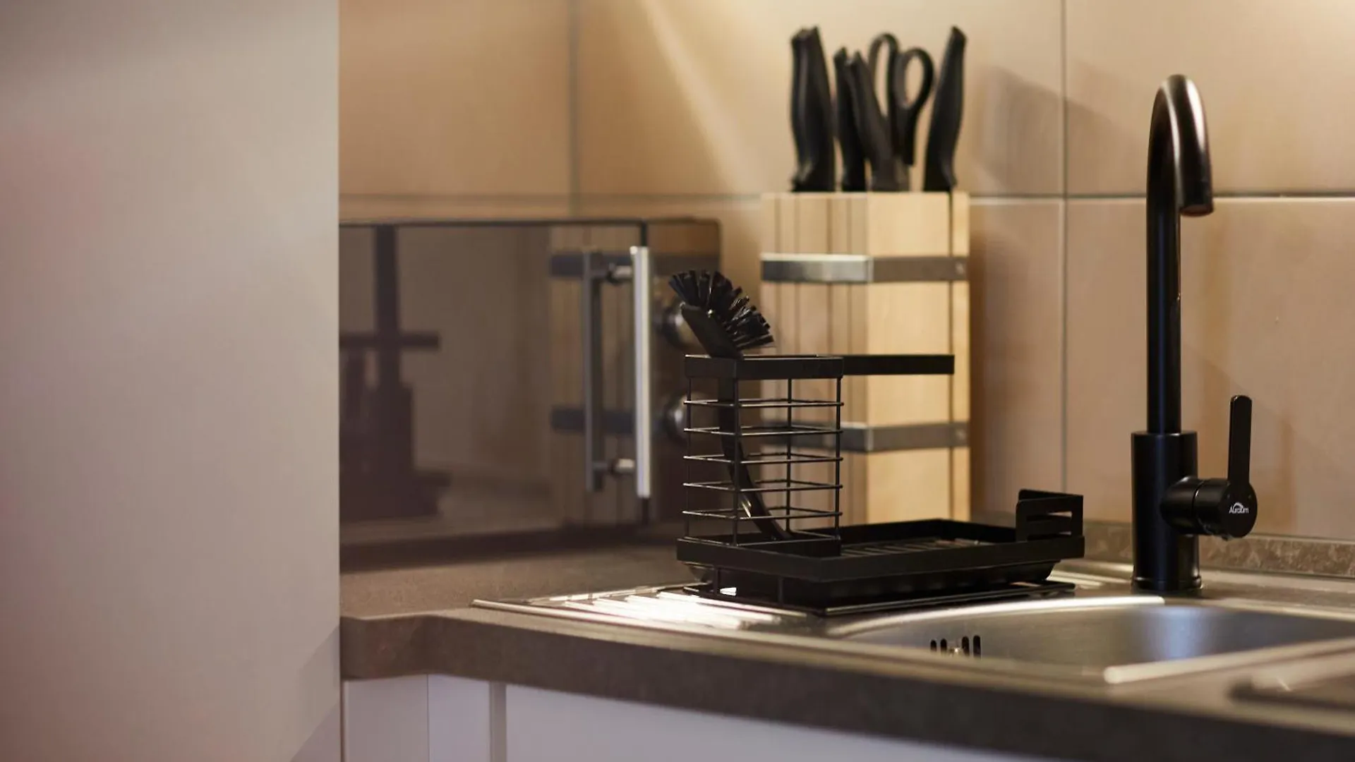 R B Apartment: Airport-Adjacent Hamburg Haven for Families and Professionals 0*,
