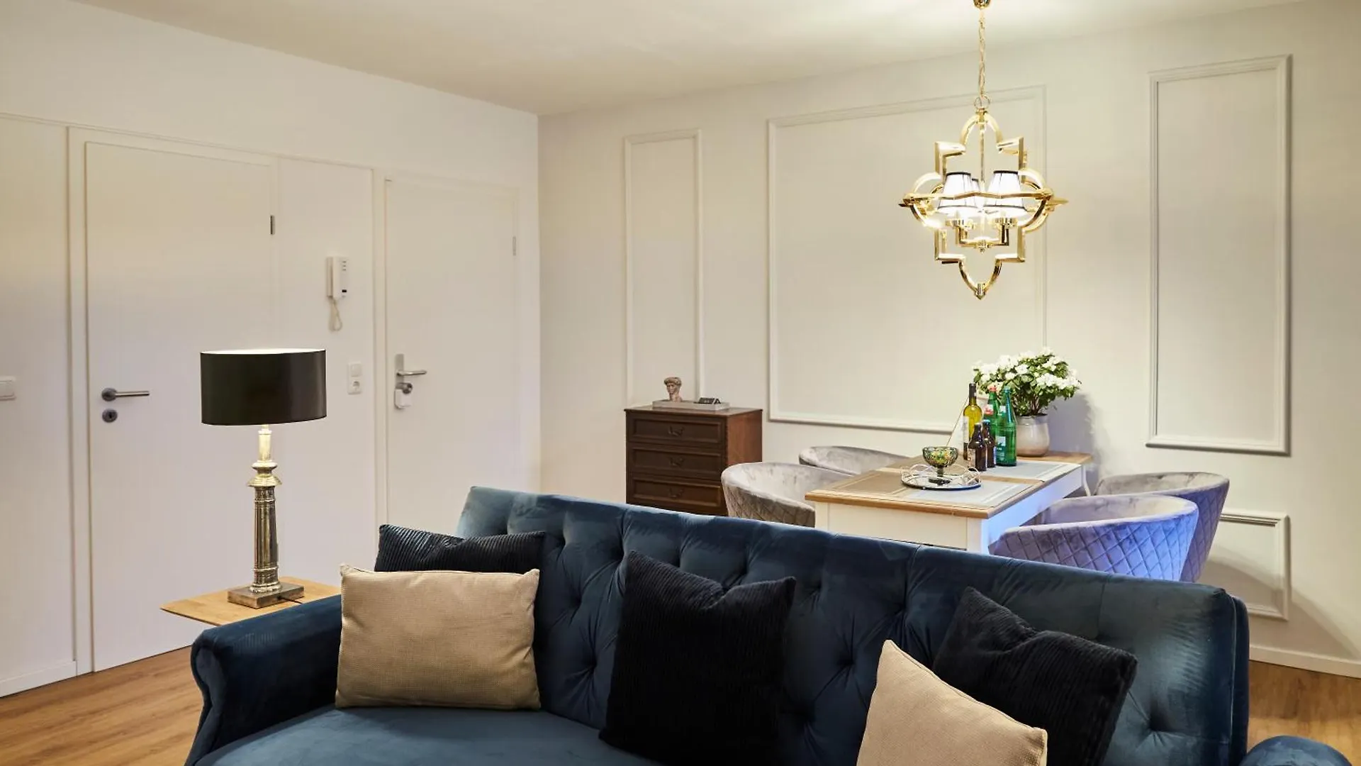 Apartment R B Apartment: Airport-Adjacent Hamburg Haven for Families and Professionals