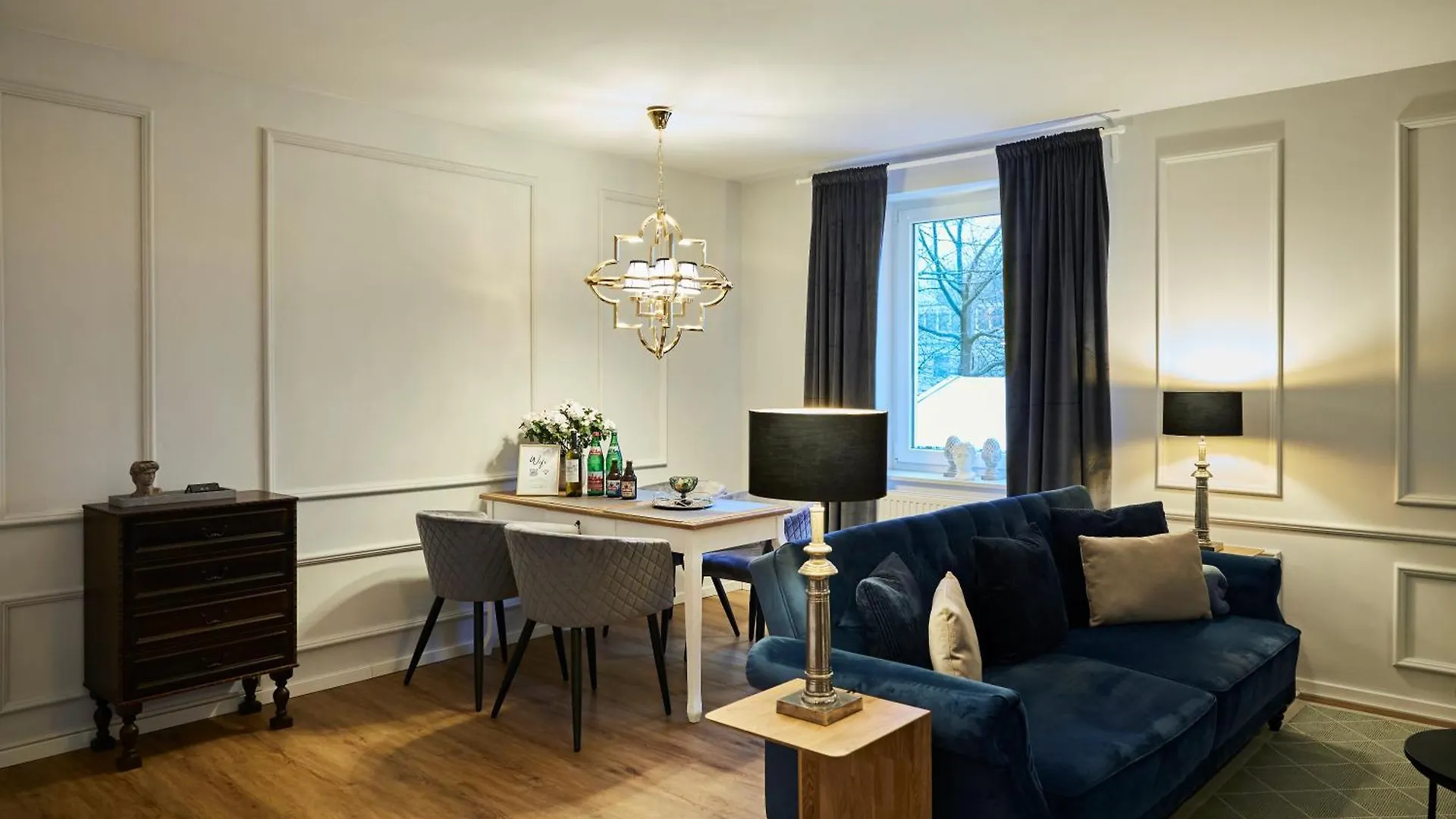 Apartment R B Apartment: Airport-Adjacent Hamburg Haven for Families and Professionals