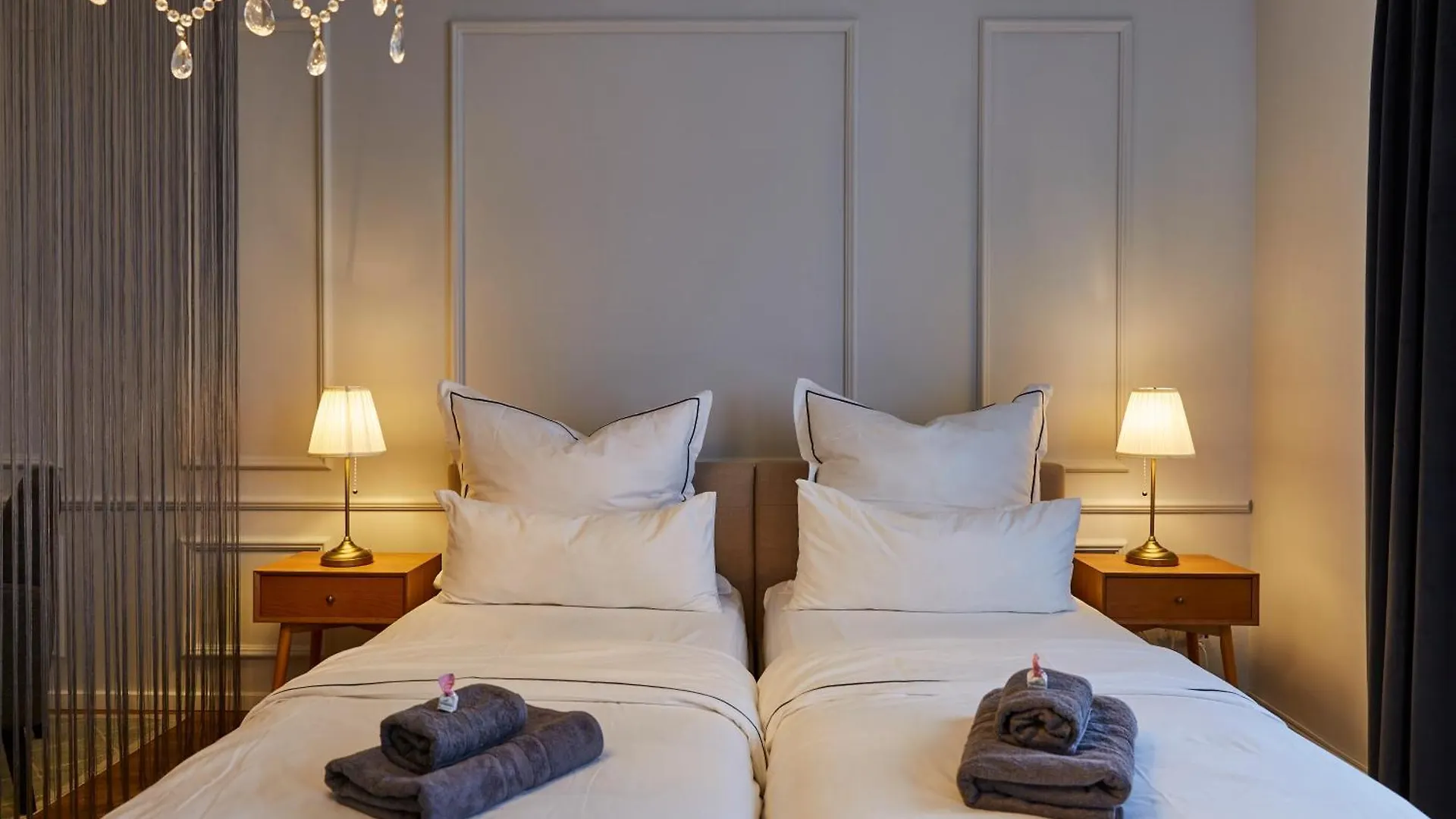 R B Apartment: Airport-Adjacent Hamburg Haven for Families and Professionals