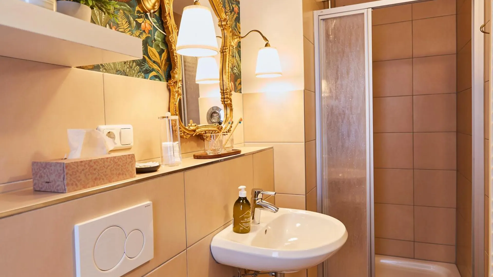R B Apartment: Airport-Adjacent Hamburg Haven for Families and Professionals