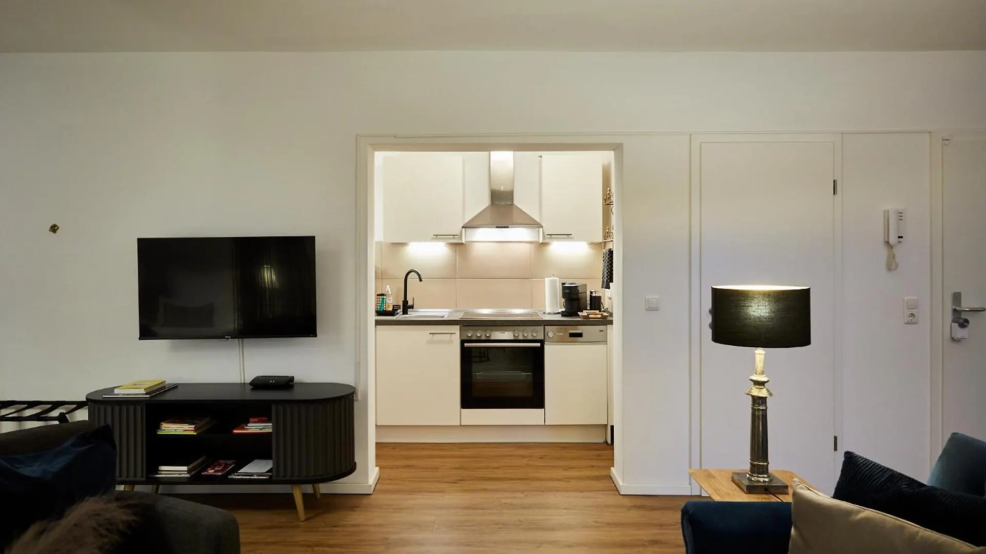R B Apartment: Airport-Adjacent Hamburg Haven for Families and Professionals